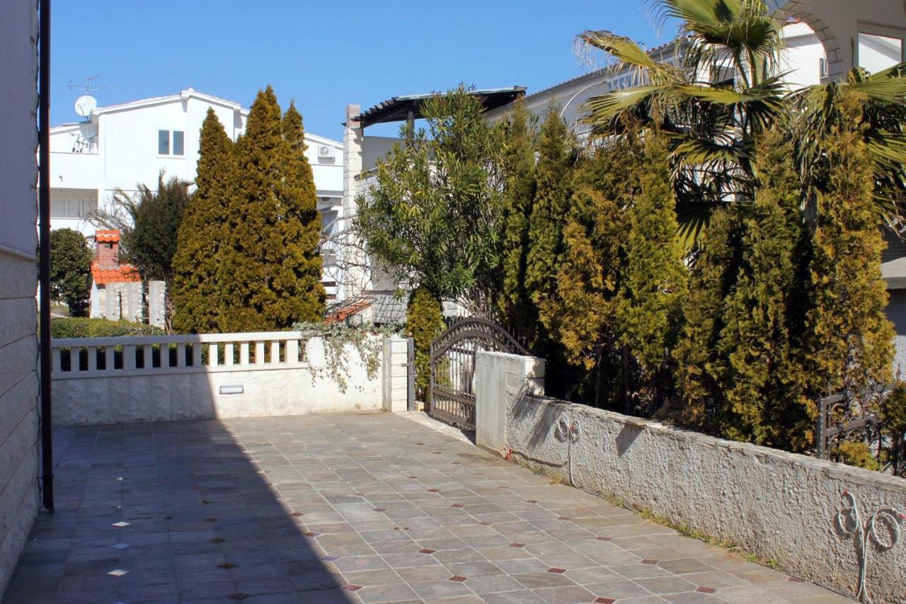 Family Friendly Apartments With A Swimming Pool Rogoznica - 7557 Kültér fotó